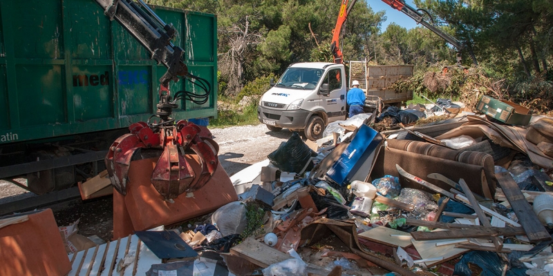 U Premanturi preko noći niknuo divlji deponij